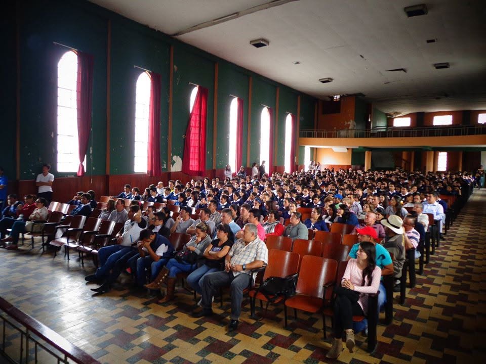 Participación en debate sobre infraestructura educativa